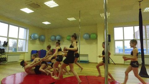 ポールダンスを頑張る欧米のちびっ*たち　U-15　柔軟な体を持つ美少女たち